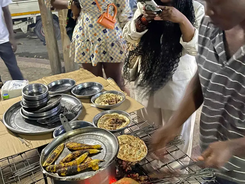 Parrilla de comida callejera en un tour gastronómico por Dar es Salaam