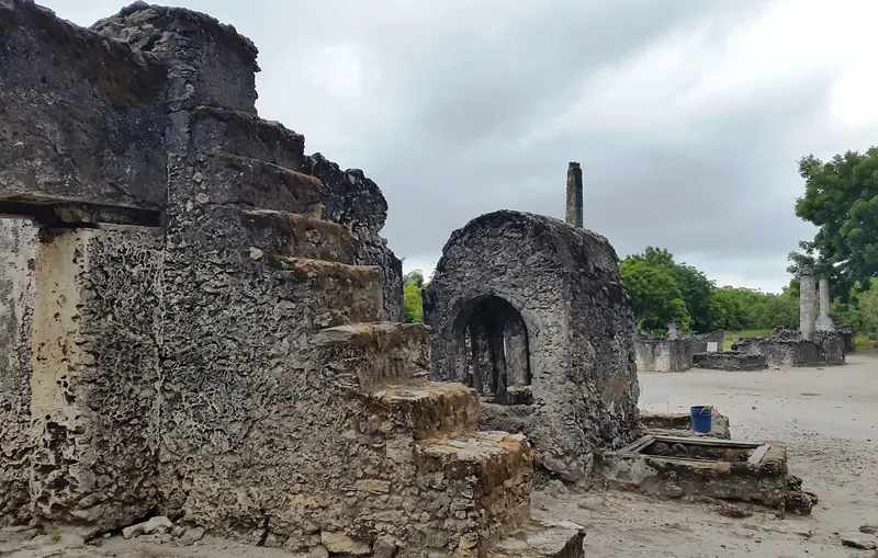 Ruinas de una mezquita del siglo XIII en Kaole, cerca de Bagamoyo