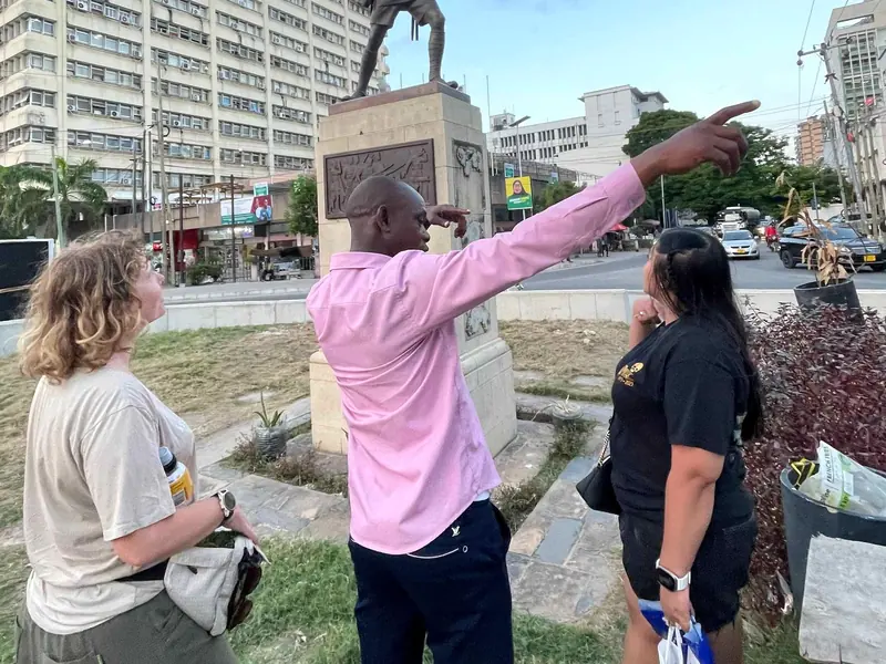 Un guía local señala los monumentos en el recorrido a pie por el casco antiguo